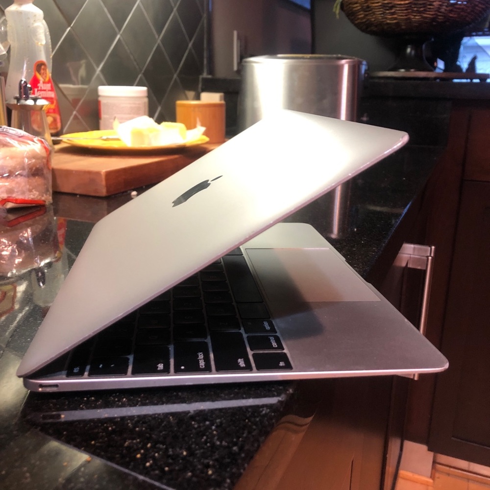 MacBook - Picture 5 of 8
